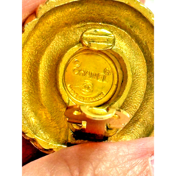 CHANEL CC Logo Button Earrings Clip-On Faux Pearl Gold France Accessory Vintage - Picture 9 of 10